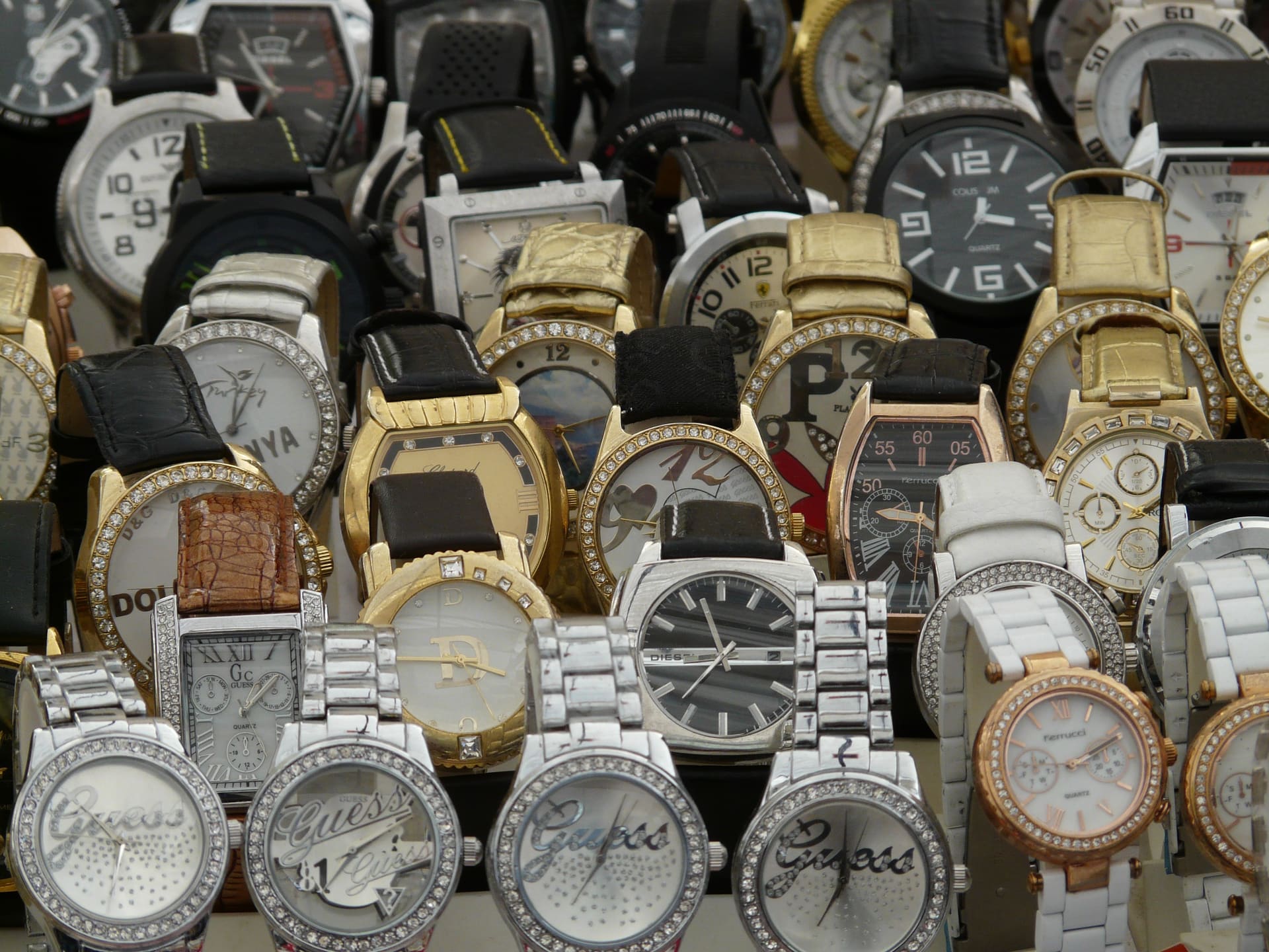 Vitrine vol horloges in goud-, zilver- en leerkleur naast elkaar