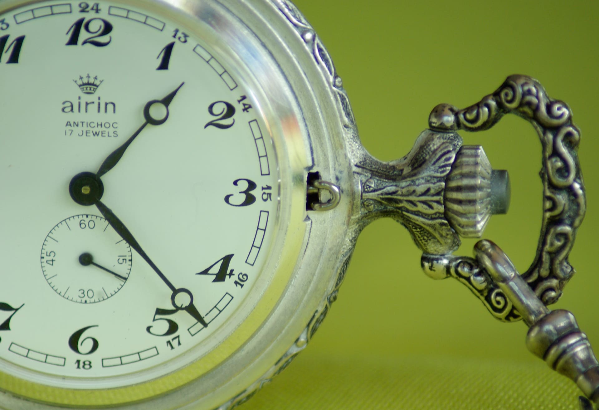 Antiek zilveren zakhorloge met geëmailleerde wijzerplaat en bewerkte ketting