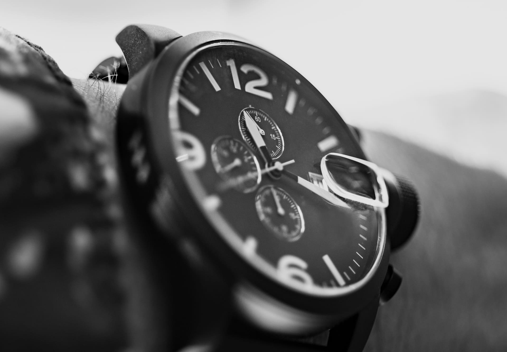 Zwart-witfoto van een chronograaf met grote wijzerplaat
